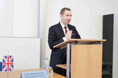 Prednáška J. E. Andrew Gartha, britského veľvyslanca na Slovensku