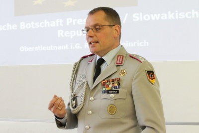 Prednáška vojenského atašé veľvyslanectva SRN o nemecko-slovenskej spolupráci v rámci Severoatlantickej aliancie